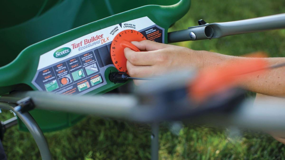 Scotts Turf Builder Deluxe Edgeguard Broadcast Spreader, 15,000 sq. ft.